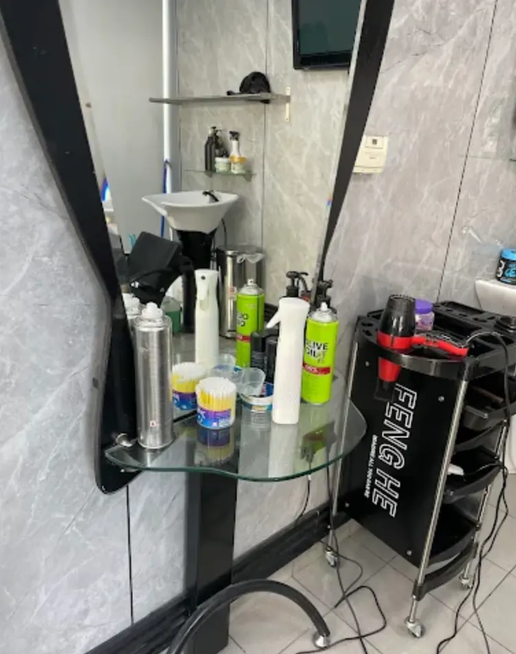 Mirror and barber station inside Can Gents Salon